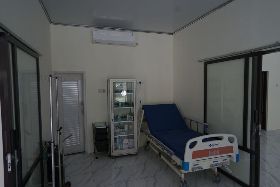 PT Pupuk Kujang memberikan bantuan pembangunan di Griya Lansia Karawang.