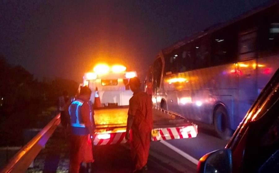 Kecelakaan di Km 59 ruas jalan tol Jakarta - Cikampek arah Cikampek, Selasa (30/12/2025).