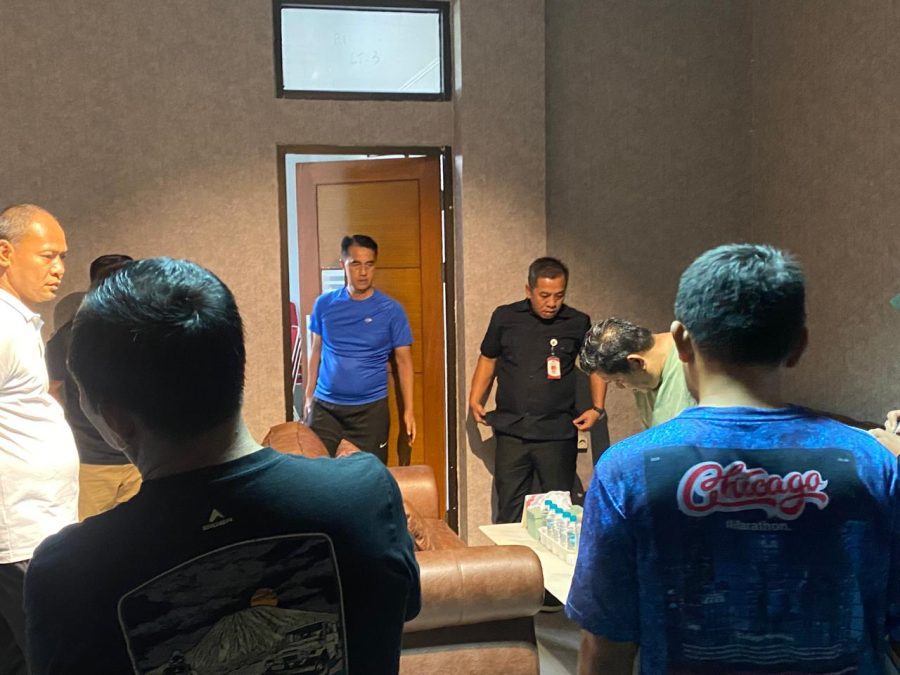 Bupati Karawang Aep Syaepuloh saat melakukan sidak di sejumlah OPD pada hari pertama kerja tahun 2026, Jumat (2/1/2026).