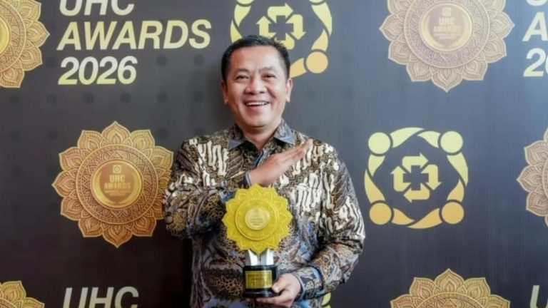 Kepersertaan JKN 99 Persen, Pemkab Karawang Raih UHC Award Kategori Madya