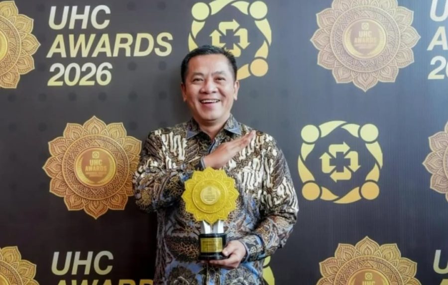 Bupati Karawang Aep Syaepuloh usai menerima UHC Awards Kategori Madya,Selasa (27/1/2025).
