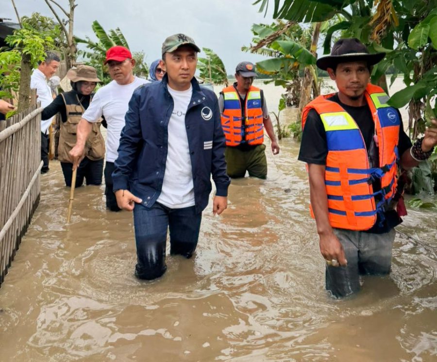 Wakil Ketua DPRD Karawang Dian Fahrud Jaman meninjau langsung wilayah terdampak banjir di perkotaan Karawang, Jumat (23/1/2026).