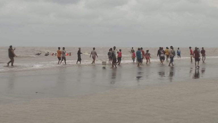 Kala Warga Sedari Gotong Royong Evakuasi Nelayan yang Perahunya Tenggelam