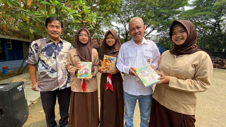 PWI Peduli Gandeng Pindo Deli dan RSUD Jatisari Bantu Siswa Terdampak Banjir di Karangligar