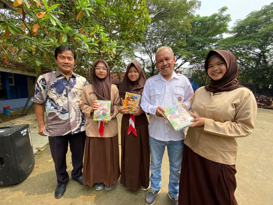 Ketua PWI Karawang saat menyalurkan bantuan buku bagi siswa terdampak banjir di SMPN 1 Telukjambe Barat, Kamis (12/2/2026).