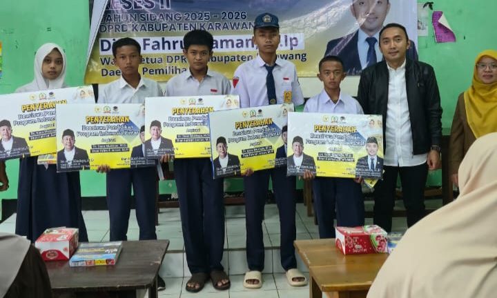 Wakil Ketua DPRD Karawang Serahkan Beasiswa PIP dan Buku Paket ke 58 Siswa SMPN 7 Karawang Barat