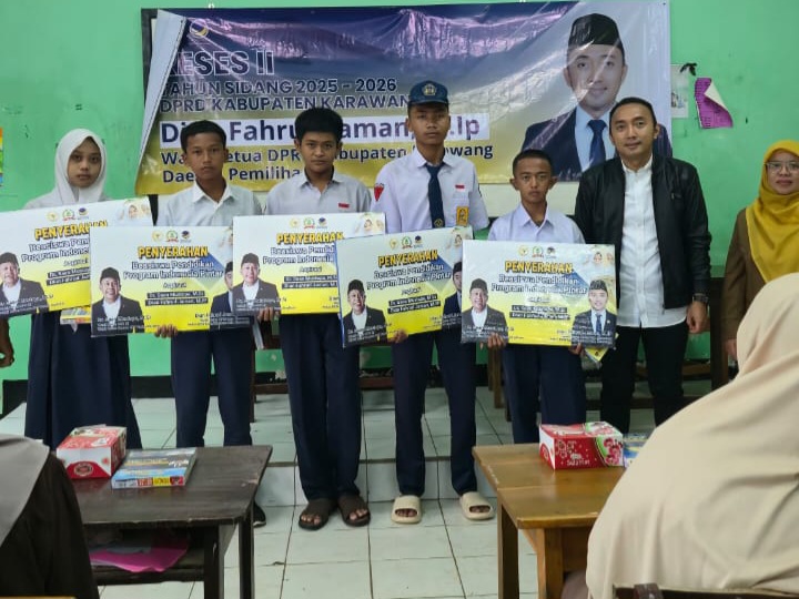 Wakil Ketua DPRD Kabupaten Karawang Dian Fahrud Jaman menyerahkan bantuan beasiswa Program Indonesia Pintar (PIP) kepada puluhan siswa SMP Negeri 7 Karawang Barat, Rabu (12/2/2026).