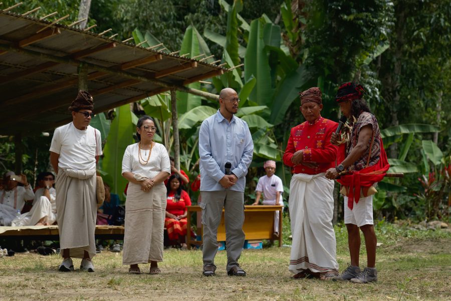 Komika Pandji Pragiwaksono saat persidangan adat di Tongkonan Layuk Kaero, Sangalla, Tana Toraja, Selasa (10/2/2026).