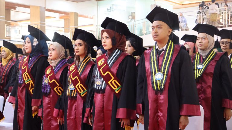 Unsika Wisuda 594 Mahasiswa, Ini Pesan Rektor