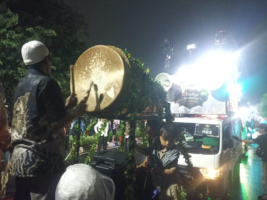Warga mengikuti Festival Ngadulag di Kantor Pemkab Karawang, Jumat (20/3/2026) malam.