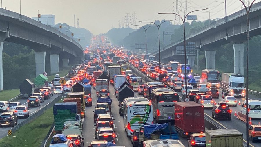 Kemacetan terjadi di ruas jalan tol Jakarta - Cikampek Km 46 - 48 pada pertemuan arus kendaraan dari tol layang Mohamed bin Zayed, Kamis (19/3/2026) pagi.