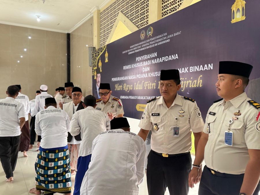 Pemberian remisi khusus Idul Fitri 1447 hijriah di Lapas Karawang, Sabtu (21/3/2016).