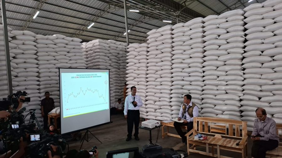 Menteri Pertanian RI Andi Amran Sulaiman saat melakukan inspeksi mendadak (sidak) ke gudang beras di kawasan Pergudangan Genesis, Kelurahan Tunggakjati, Kecamatan Karawang Barat, Karawang, Jawa Barat, Kamis (23/4/2026).