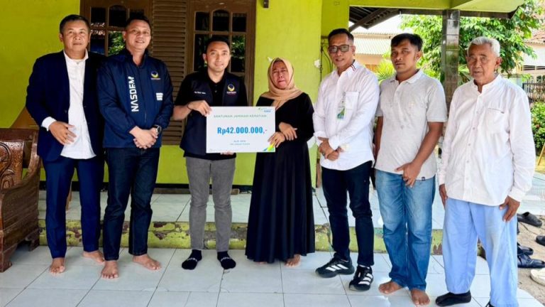 Nasdem Karawang Serahkan Santunan Rp 42 Juta kepada Keluarga Kader
