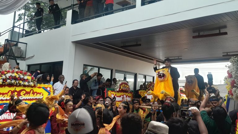 Kongsi Jamu dan Kopi Kekinian dengan Jaipong di Balandongan Rajakami Karawang