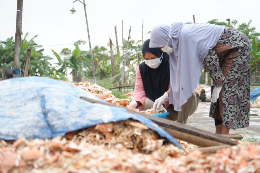 Sukinah di sela mengolah cangkang rajungan di Desa Sukajaya, Karawang, Jawa Barat.