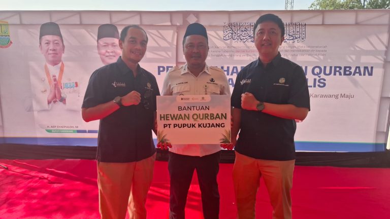 Sinergi Pupuk Kujang Distribusikan Hewan Kurban untuk Masyarakat Karawang