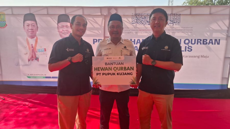 Penyerahan hewan kurban PT Pupuk Kujang.