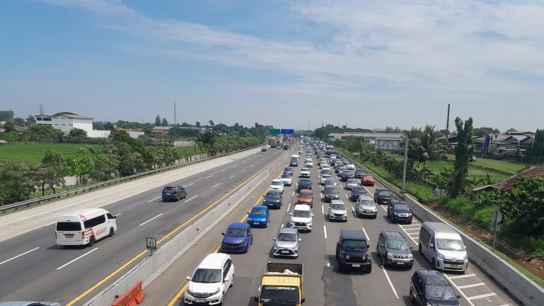Volume Kendaraan Meningkat, Contraflow Situasional Diterapkan di Tol Japek Km 55 – 65