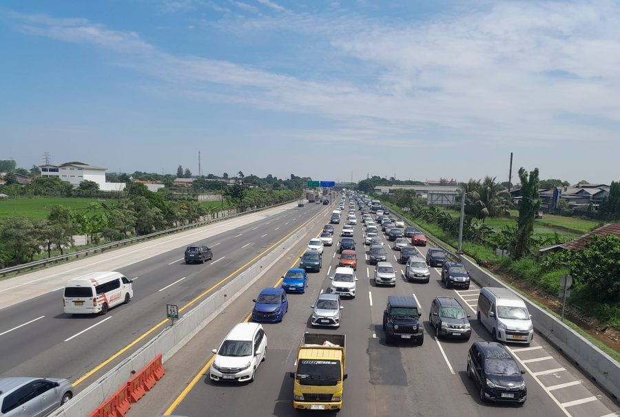 Volume Kendaraan Meningkat, Contraflow Situasional Diterapkan di Tol Japek Km 55 - 65