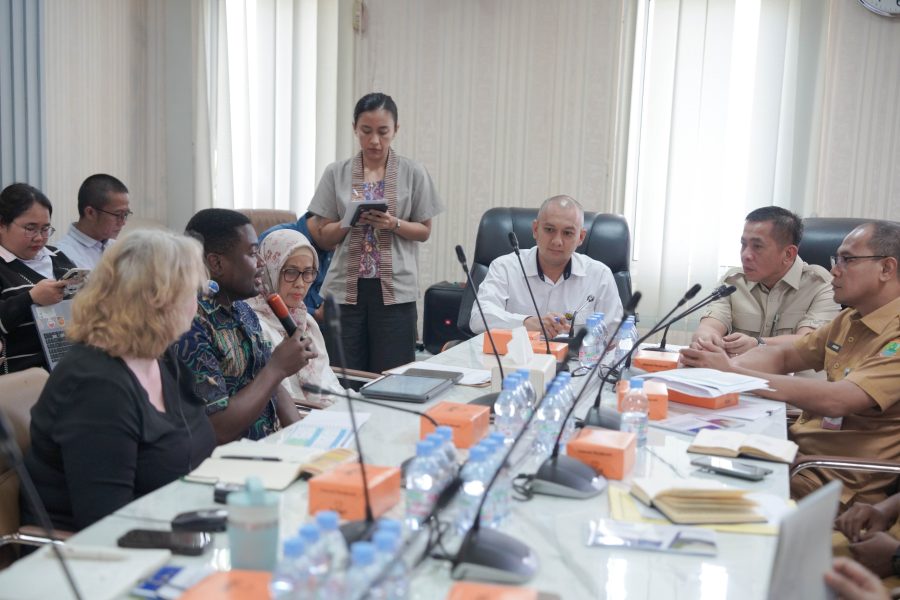 Rapat bersama Pemkab Karawang dan tim World Bank Mission dalam rangka kunjungan lapangan program Improvement of Solid Waste Management to Support Regional and Metropolitan Cities Project (ISWMP) di Kabupaten Karawang, Selasa 12 Mei 2026.