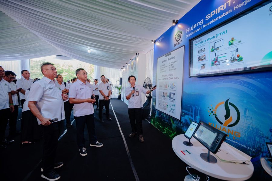 Direktur Utama Pupuk Kujang, Budi Santoso Syarif (kiri), dan Direktur Pupuk Indonesia, Rahmad Pribadi (tengah) saat menyimak penjelasan tentang berbagai aplikasi dan ekosistem AI di lingkungan internal Pupuk Kujang.
