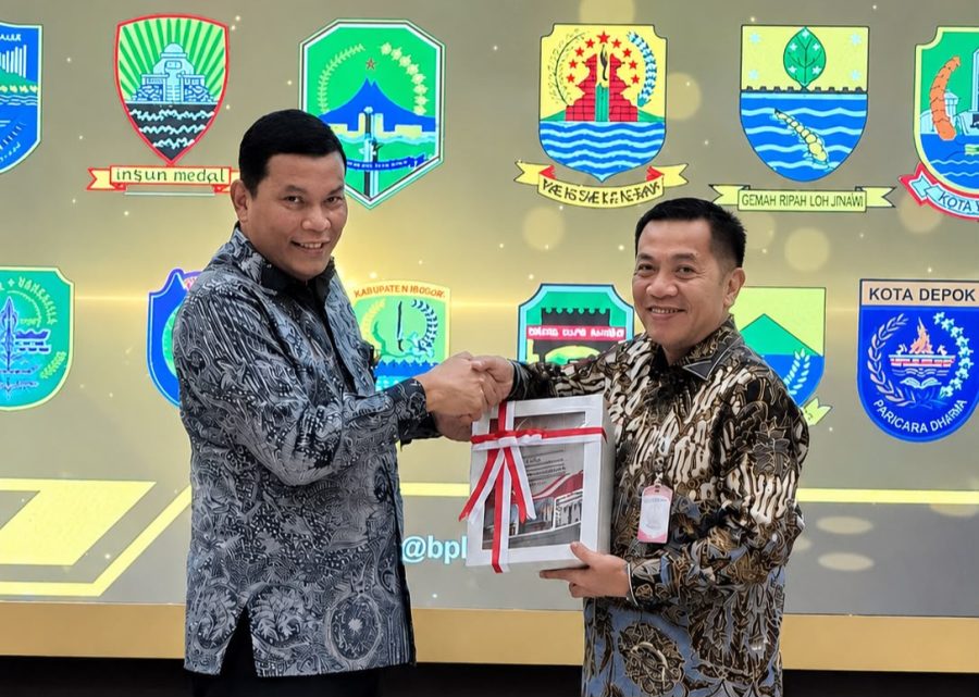Penyerahan Laporan Hasil Pemeriksaan (LHP) LKPD dilakukan oleh Kepala BPK Jawa Barat kepada Bupati Karawang H. Aep Syaepuloh di Kantor BPK Jawa Barat, Bandung, Selasa (9/6/2026).