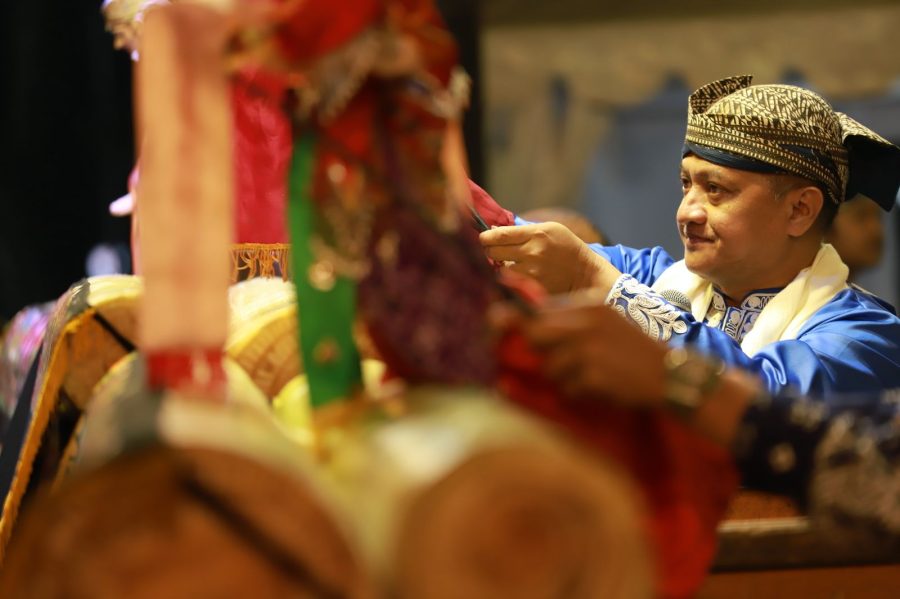 Dalang Apep AS Hudaya saat pentas di HUT ke-51 Pupuk Kujang