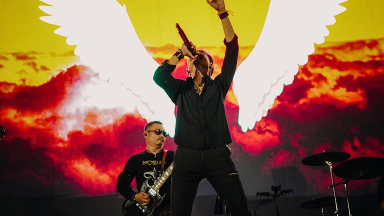 NOEND Band Tampil Hibur Warga di Nobar Piala Dunia Karawang