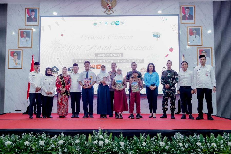 Bupati Karawang Aep Syaepuloh meluncurkan program Modul Belajar Siswa Gratis untuk SD dan SMP, Kamis (23/7/2026).