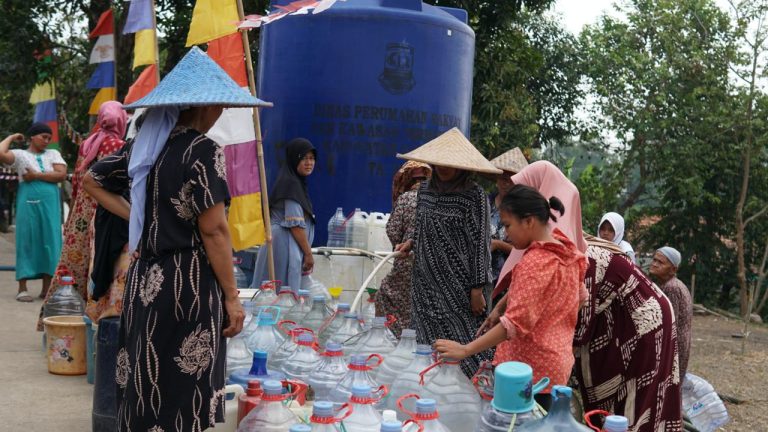Pupuk Kujang Distribusi 32 Ribu Liter Air Bersih ke Wilayah Kekeringan Karawang
