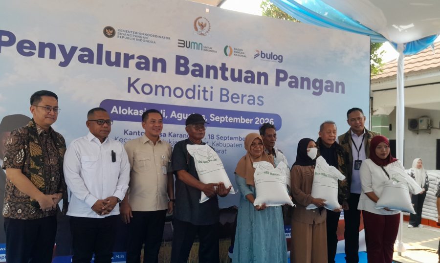 Penyaluran bantuan pangan di Kantor Desa Karangligar, Kecamatan Telukjambe Barat, Karawang, Jawa Barat, Jumat (18/9/2026).