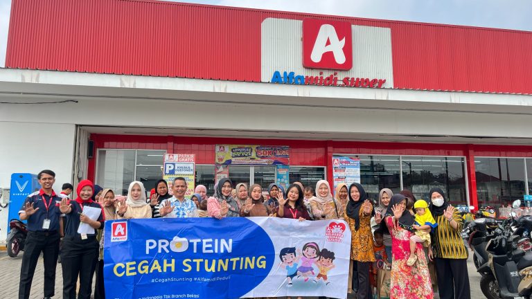 Alfamidi Salurkan 9.000 Butir Telur di Kabupaten Bekasi
