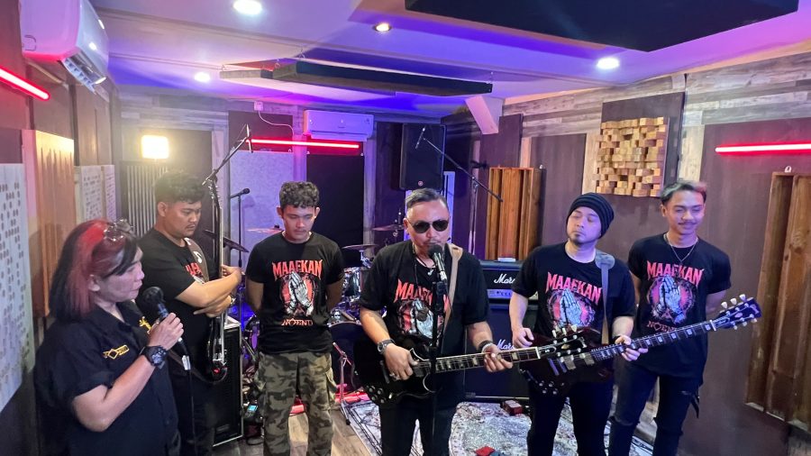 Band NOEND membawakan single Maafkan.