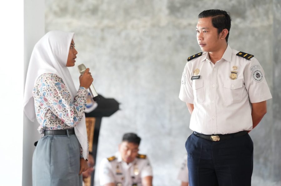 Sosialisasi Kantor Imigrasi Kelas I Non TPI Karawang di SMAN 4 Karawang.